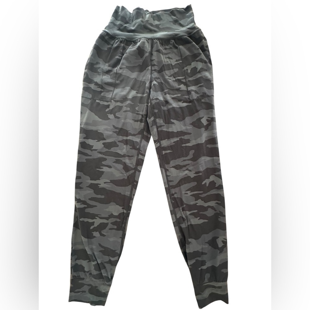 Athleta Salutation Camo Joggers- EUC